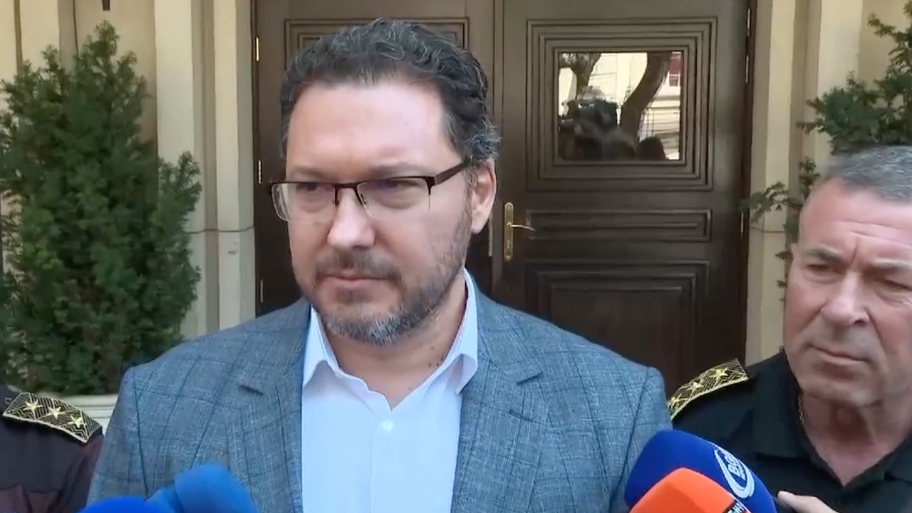 Министър Митов отчете: Над 1 000 пожара за седмица, два от които са по-проблемни