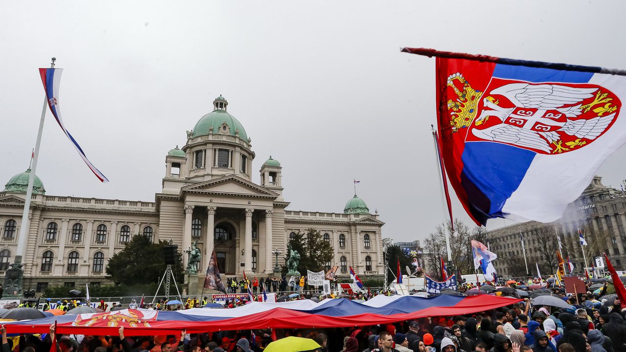 Арестуваха 37 души, участвали в митинг в подкрепа на майката на загинал в Нови Сад, обявила гладна стачка