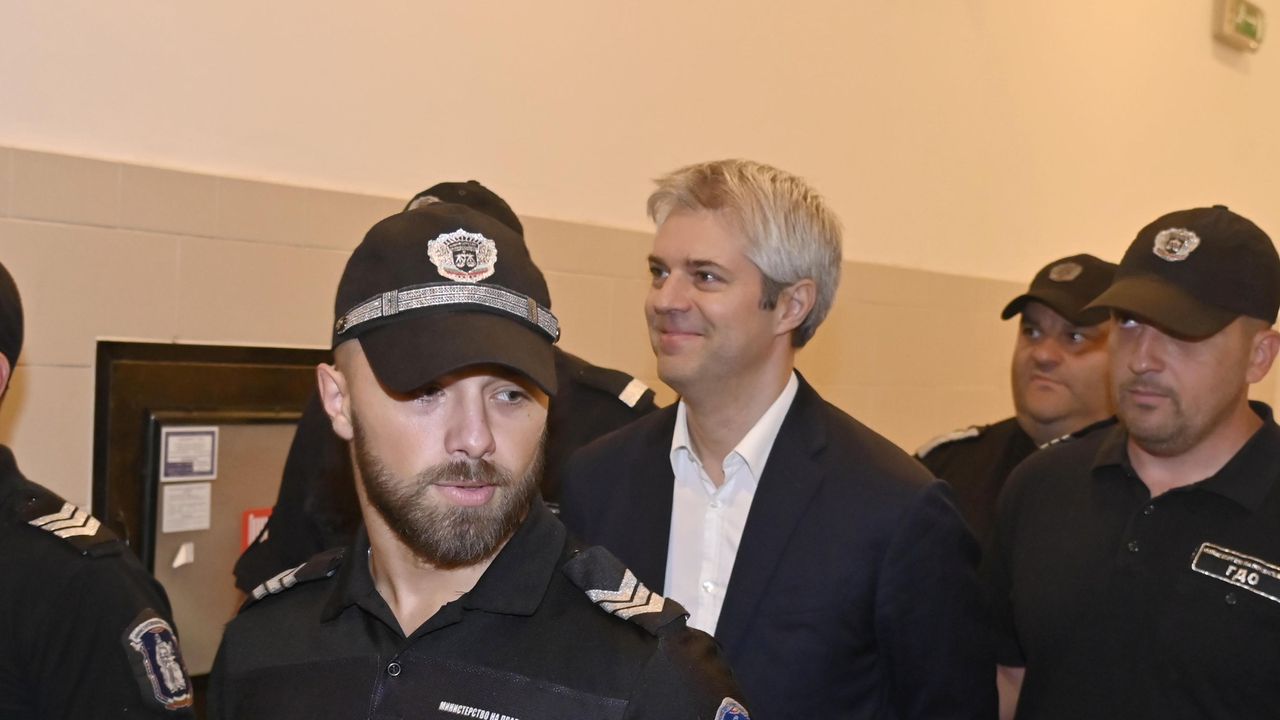 Пред Съдебната палата в София се провежда протест в подкрепа