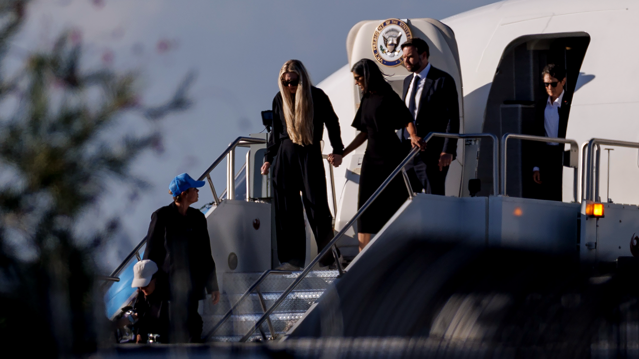 Уша Ванс хвана за ръка вдовицата на Чарли Кърк -