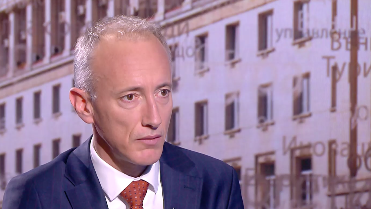 Министър Вълчев: Бих започнал дебат за забрана на социалните мрежи за младежи до 15-годишна възраст