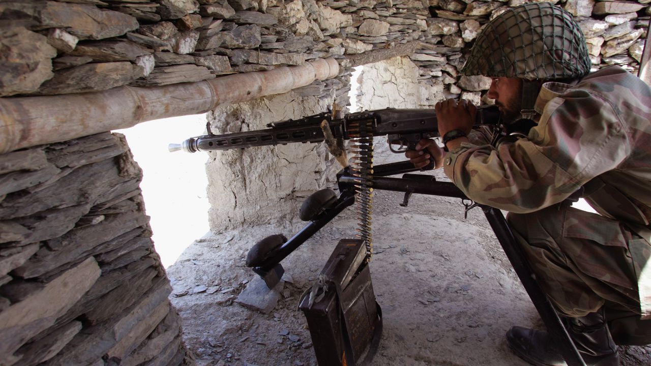 Пакистан: По границата с Афганистан са убити 200 талибани и свързани с тях терористи