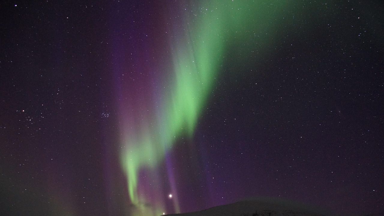 Полярно сияние озари небето над България