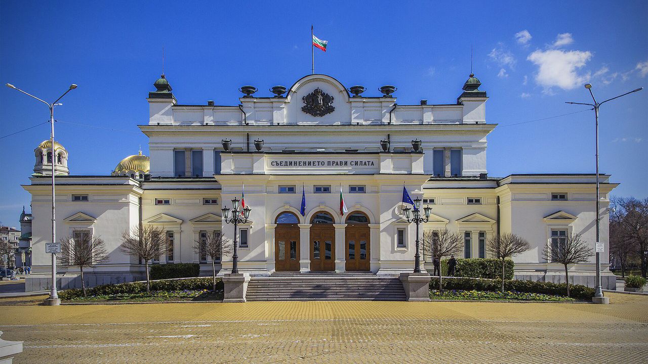 Разрешиха основен ремонт на рушащата се сграда на Народното събрание