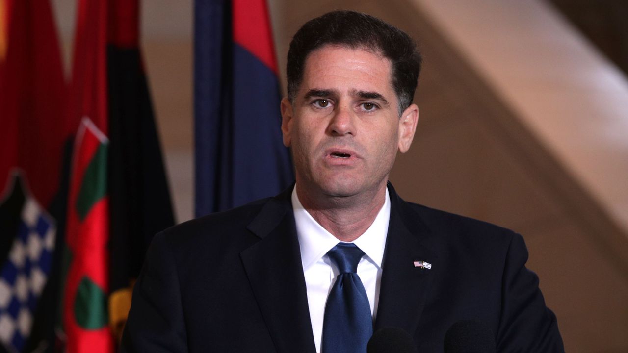 Израелският министър по стратегическите въпроси Рон Дермер подаде оставка