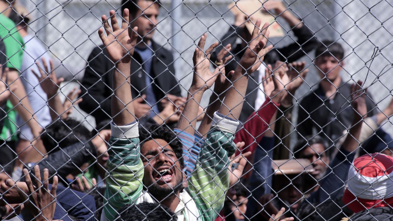 Безредици и опит за бягство в гръцки център за мигранти край границата с България