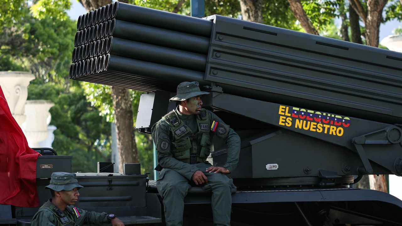 Венецуелската армия започна мащабни учения в отговор на военното присъствие на САЩ в Карибско море