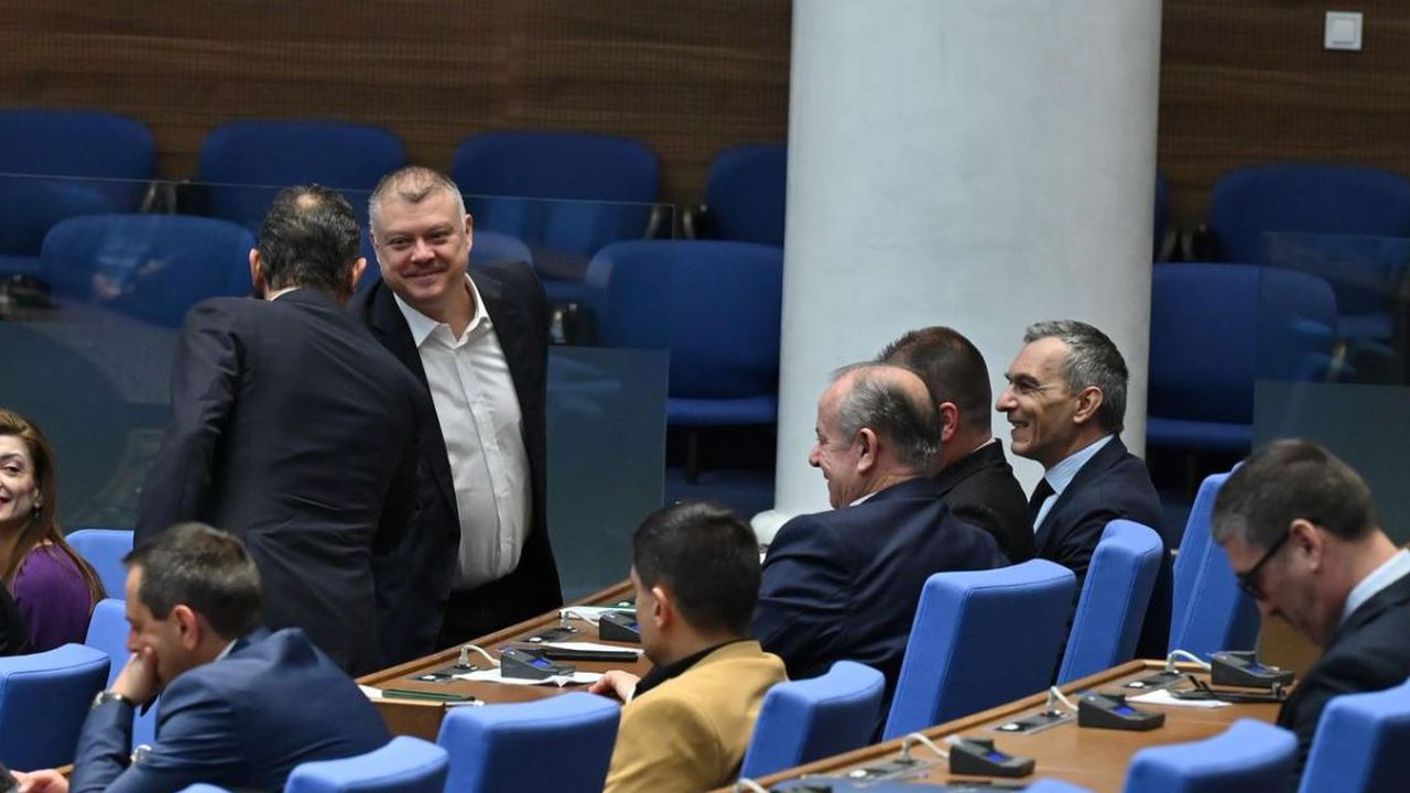 БСП: Нещата с "Лукойл" се случват така, че хората и държавата да не останат без гориво