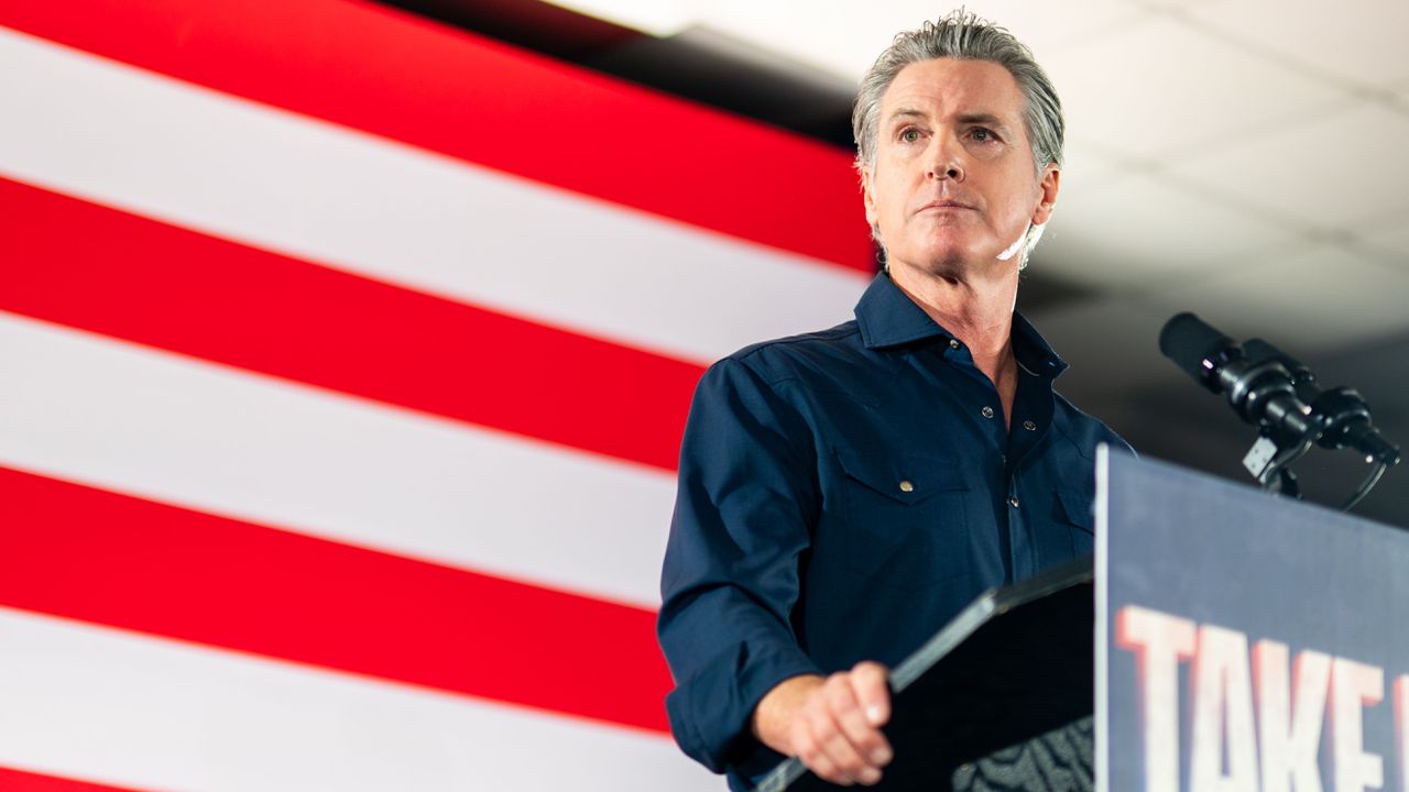 Губернаторът на Калифорния заяви, че правителството на Тръмп подхожда "глупаво" към зелената енергия