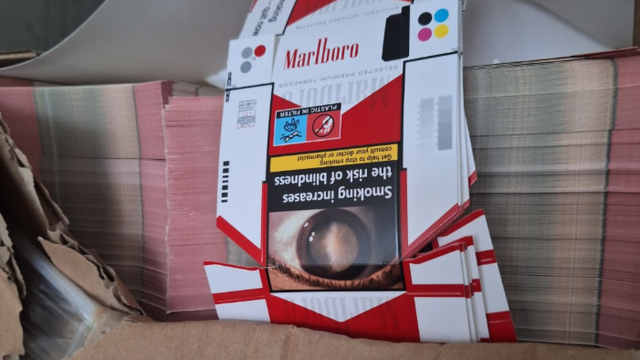 Митничари задържаха близо 2 млн. заготовки за цигарени кутии