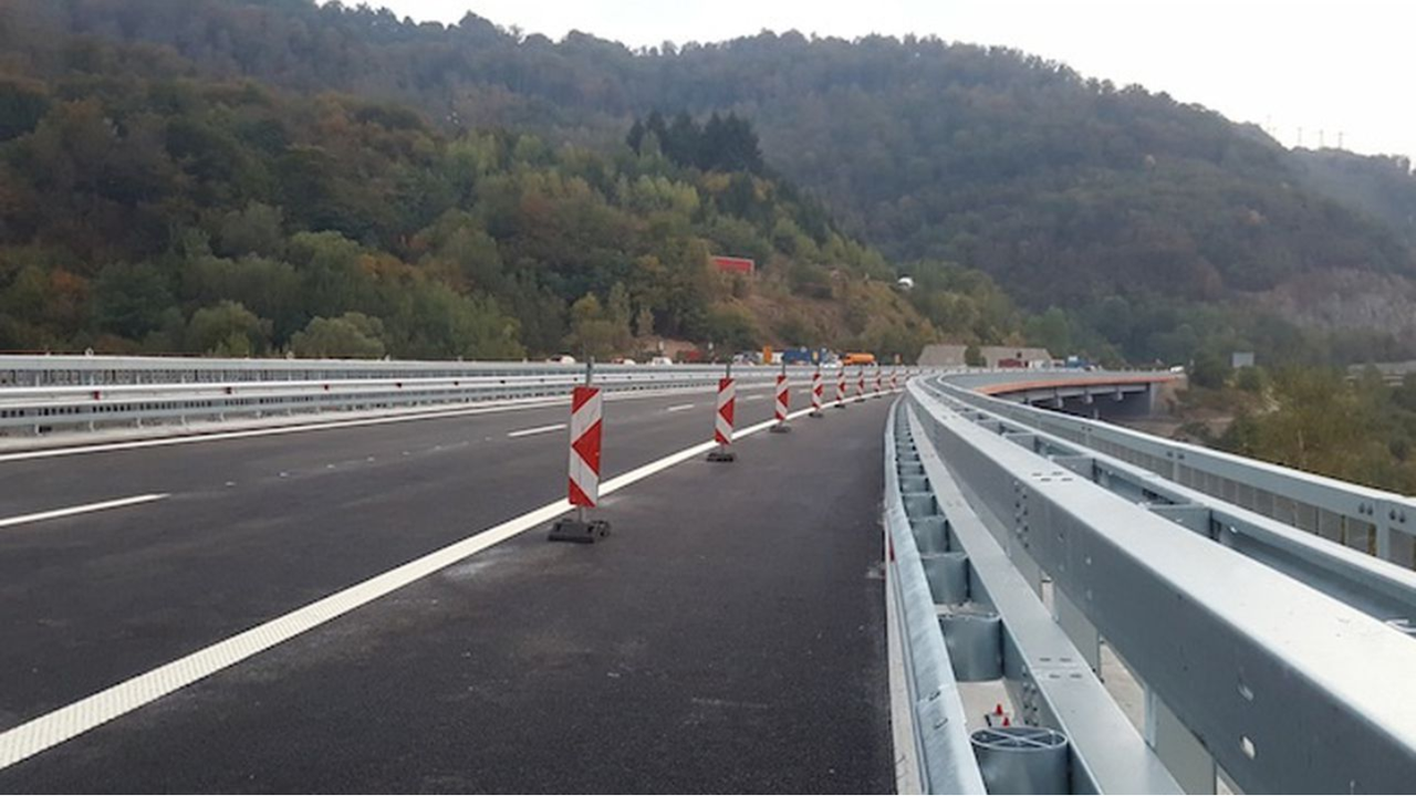 Крайният срок за завършване на едното платно от магистрала "Струма" през Кресненското дефиле е 2031 г.