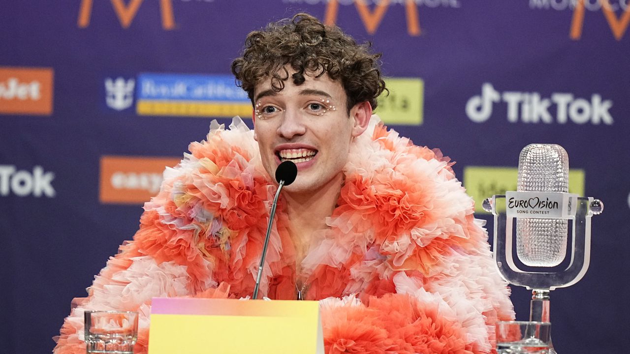 Във видеоклип, публикуван в Инстаграм, Немо държи стъкления трофей във