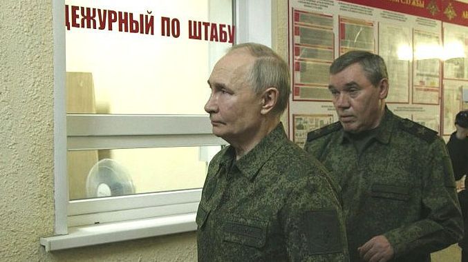 От Кремъл обясниха защо Путин облече военна униформа три години след началото на войната