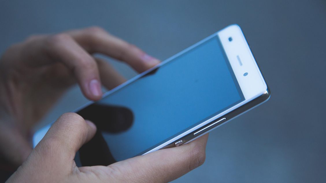 Възрастна жена пътува до Букурещ, за да даде пари на телефонни измамници