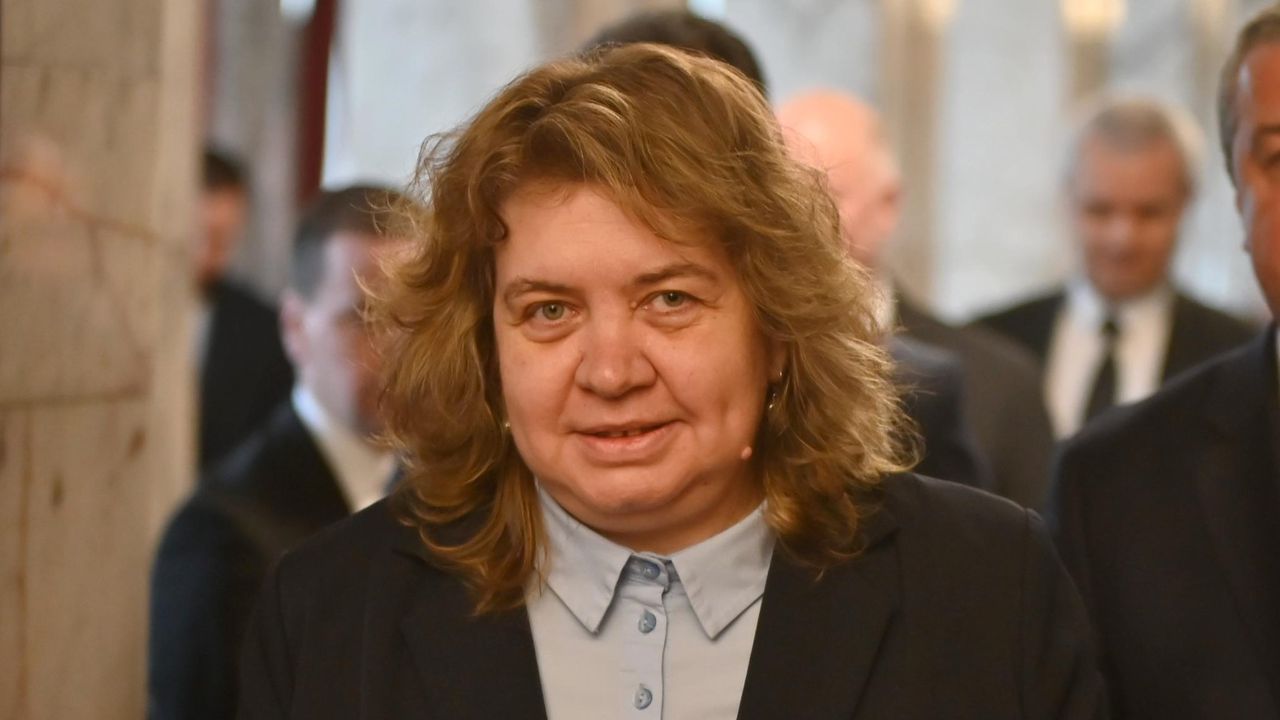 Референдум за еврото: Киселова решава ще насрочи ли за разглеждане и гласуване в НС предложението на Румен Радев