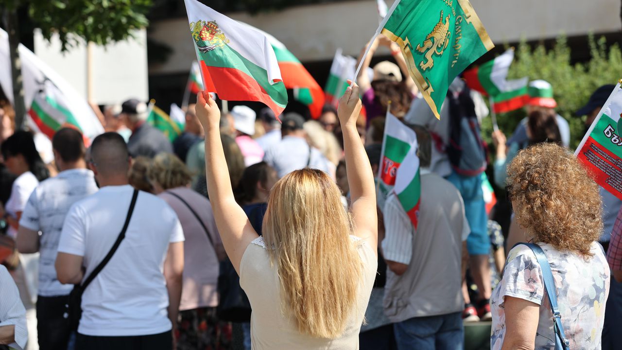 Насрочиха нови протести срещу приемането на еврото
