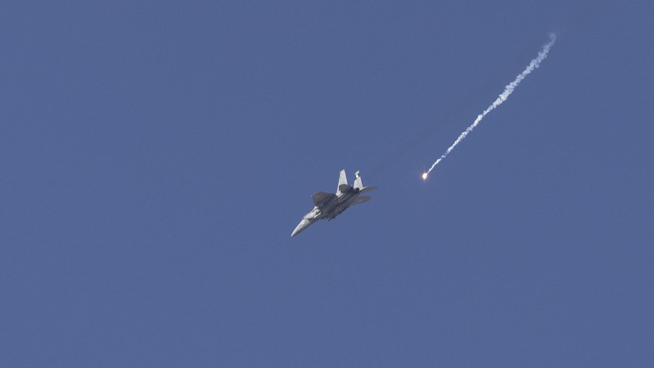 Иран прехвана два военни самолета на Израел, заловена е жената пилот на единия