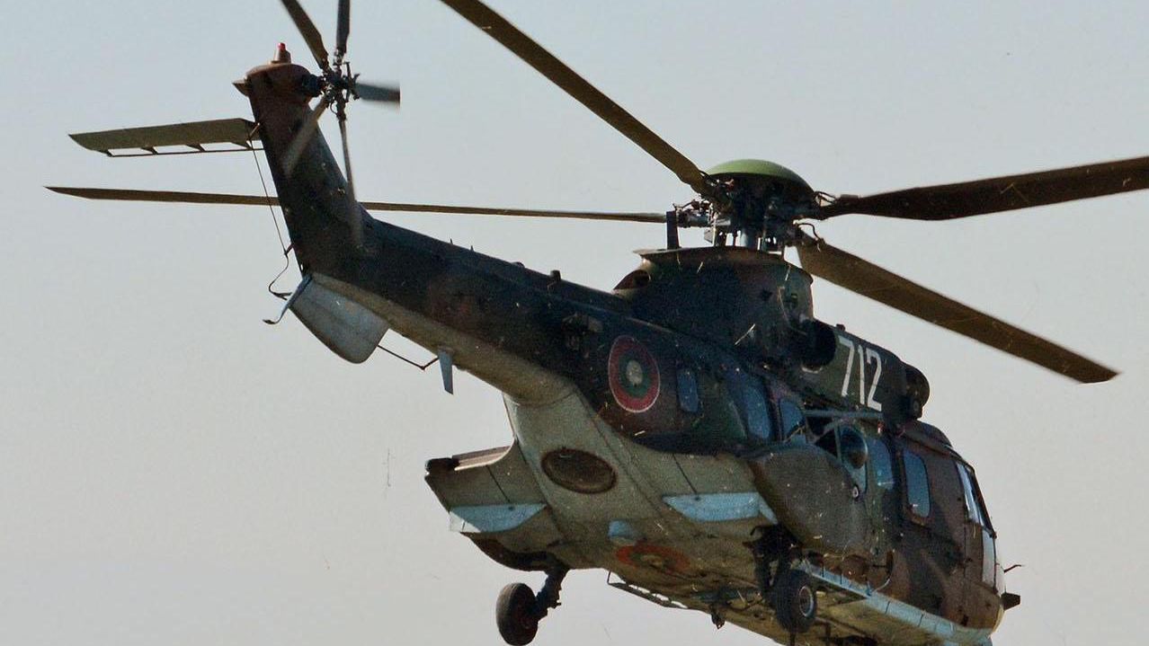 Два хеликоптера AS-532 AL Cougar с екипажи от Военновъздушните сили(ВВС)