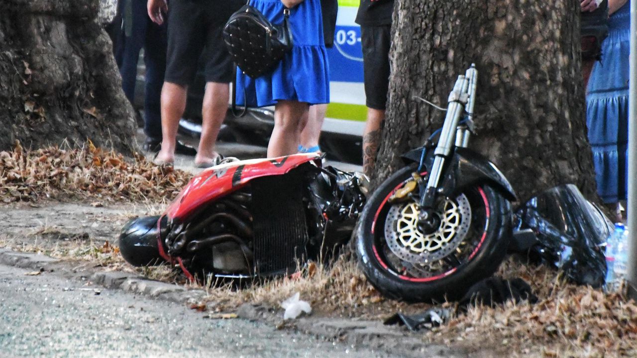 Мотоциклетист загина след удар в дърво във Варненско