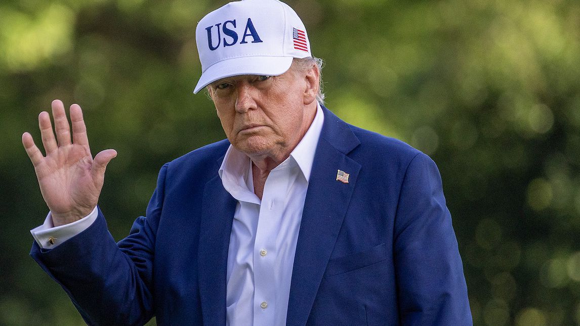 Тръмп се среща с Путин без експерти по Русия