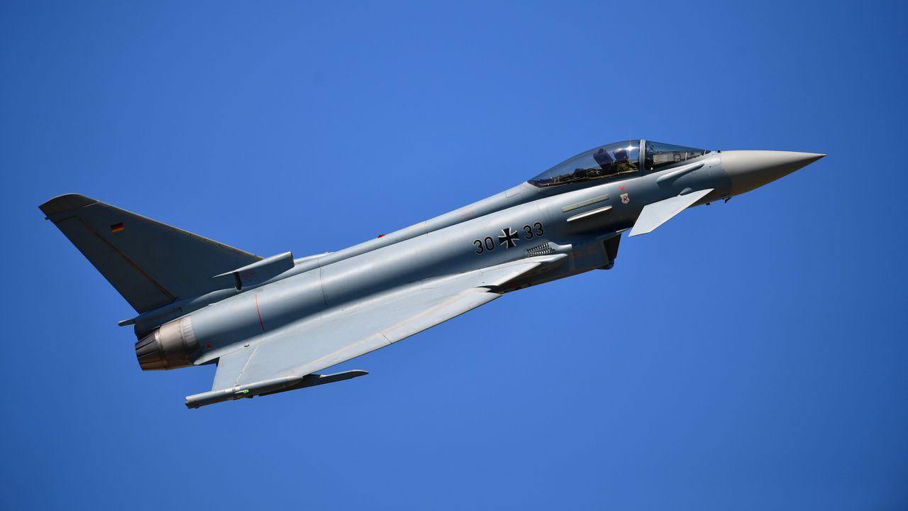 Изтребители ескортираха самолет, пътуващ от София, при преминаване през Чехия