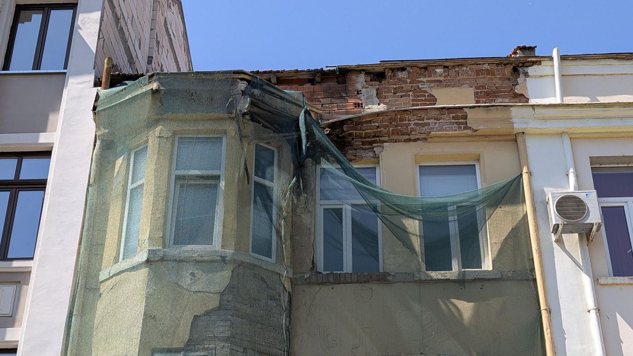 На самия център на площад Свободата в Плевен сграда се