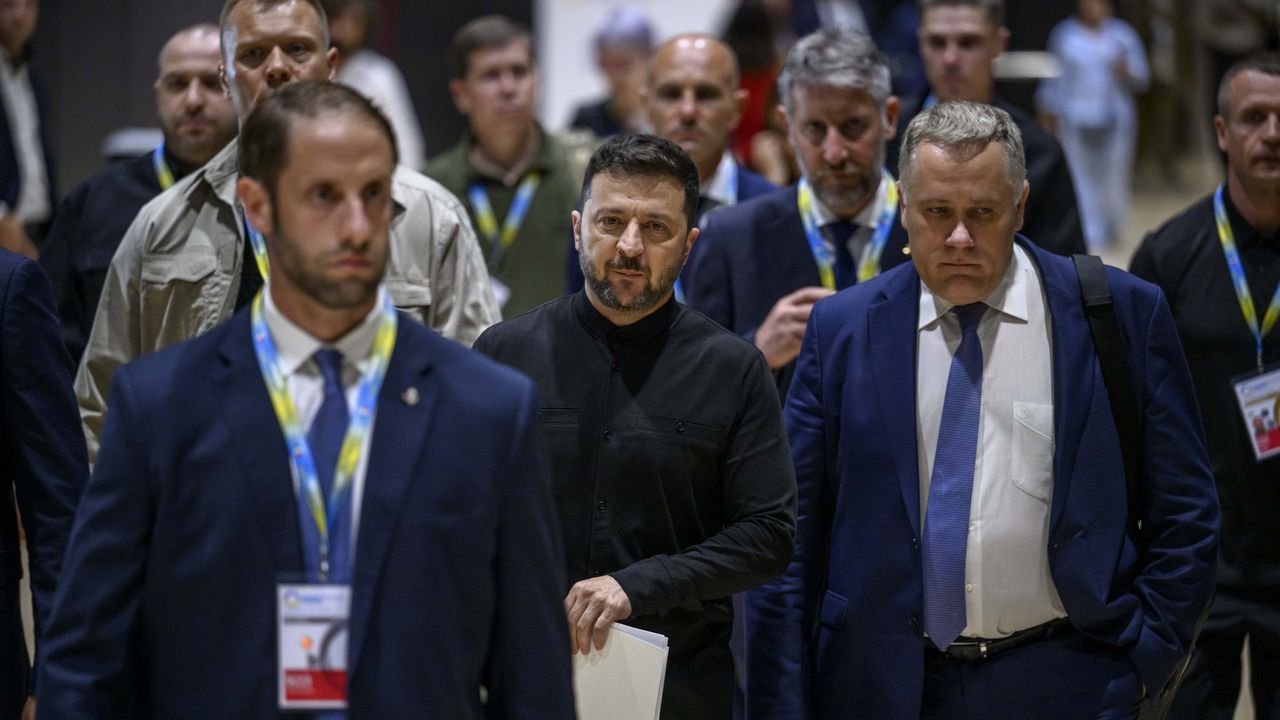 Зеленски пристигна в Берлин за видеоконферентния разговор между Тръмп и европейски лидери