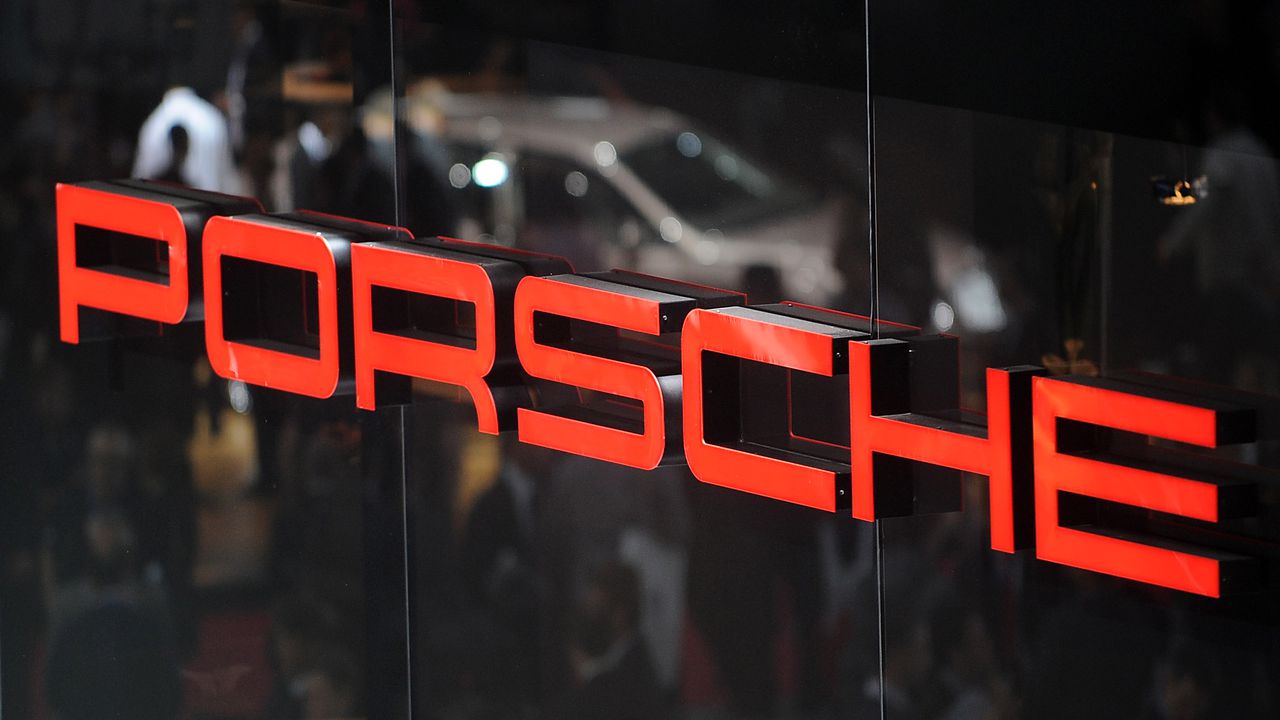 "Порше" реши да освободи Оливер Блуме, който остава начело само на "Фолксваген "