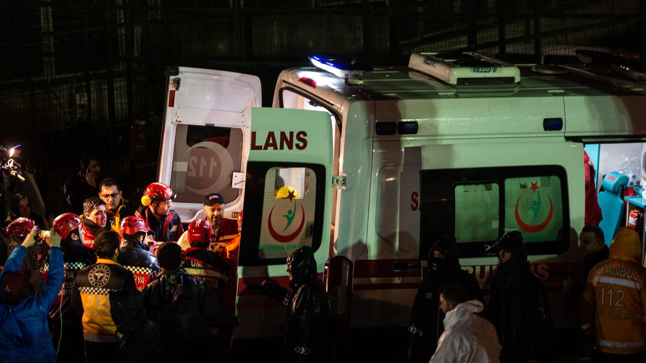 Един загинал и четирима ранени след преобръщане на пожарна кола в Турция