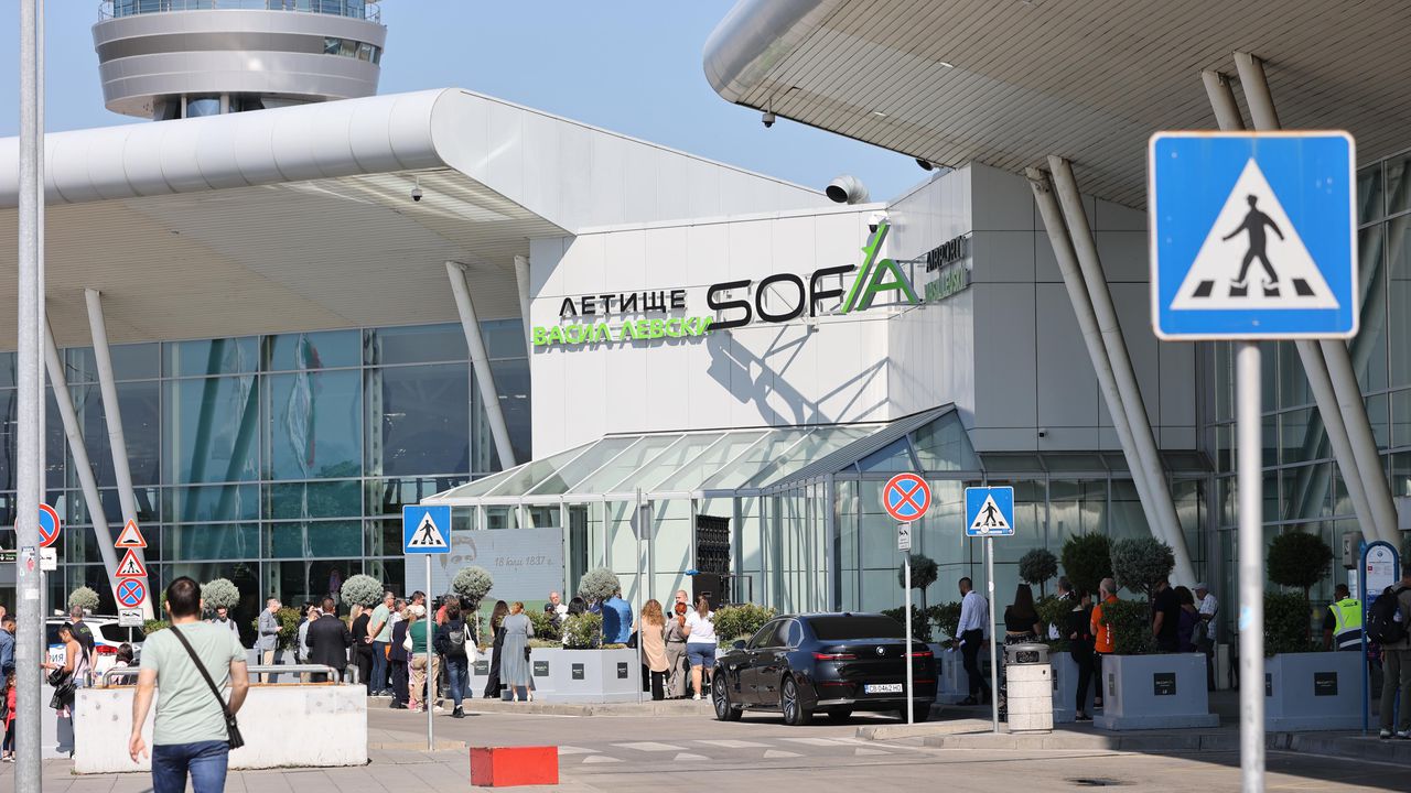 Скандалът на летището - заради стекове с цигари. "Ще те изям с дрехите" се чува на клипове от боя