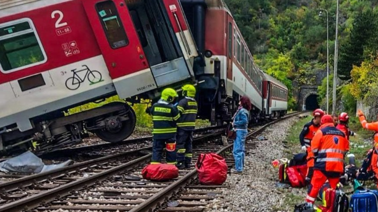 Около сто души са пострадали при железопътна катастрофа в Словакия