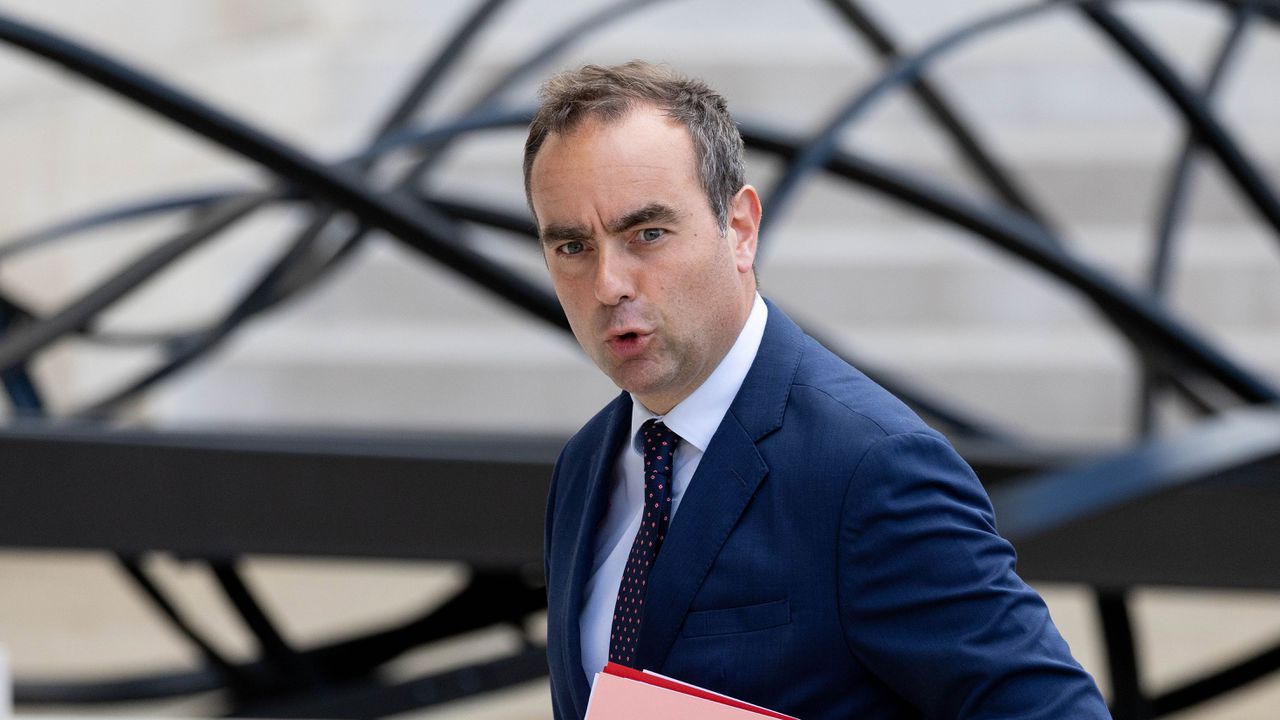 Правителството на Льокорню оцеля при два вота на недоверие