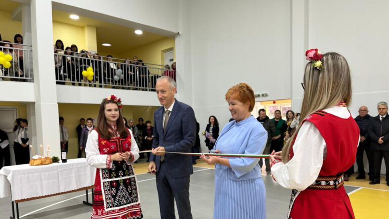 Министър Вълчев откри нов физкултурен салон в Професионалната гимназия по стопанско управление в Силистра