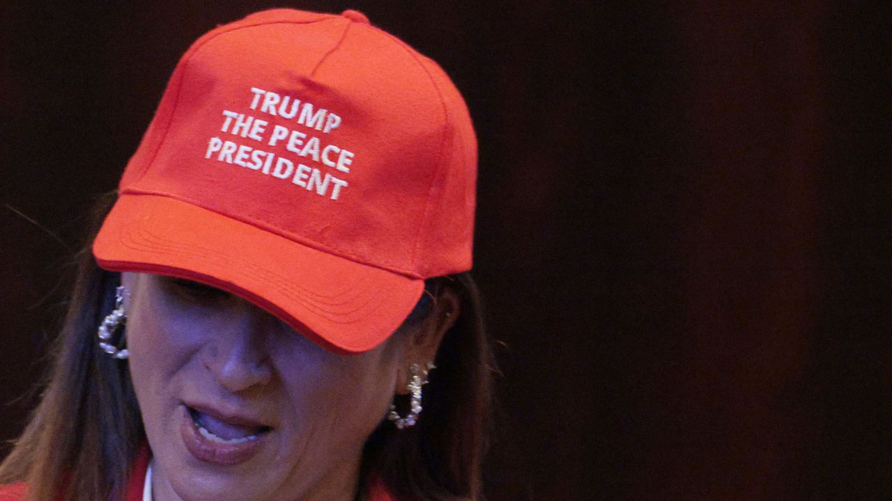 Кнесетът раздаде шапки в стил Тръмп преди речта му