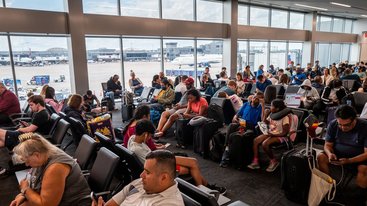 Хаос по летищата в САЩ: Полети са блокирани с часове заради буря по Източното крайбрежие