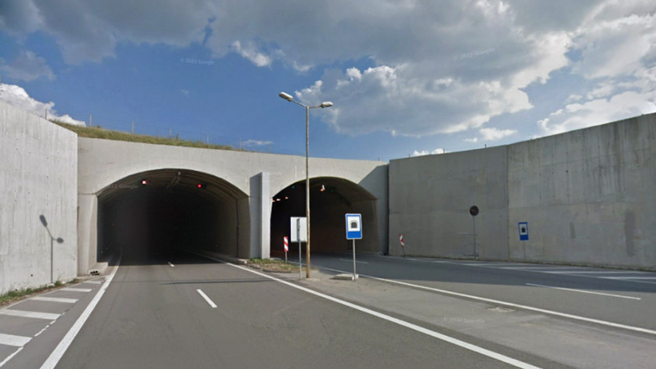 Във вторник и в сряда през нощта ще се почиства тунел „Блатино“ на АМ „Струма“. Трафикът ще преминава двупосочно в една от тръбите