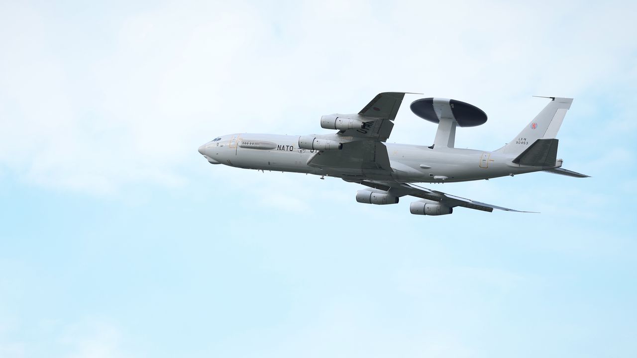 НАТО се отказа да заменя самолетите АУАКС с "Боинг"