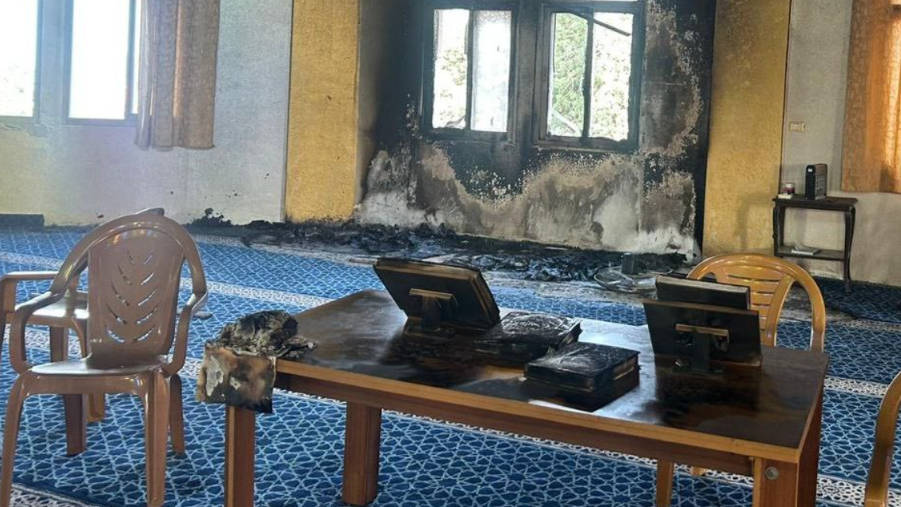 Израелски заселници са подпалили и осквернили джамия на Западния бряг