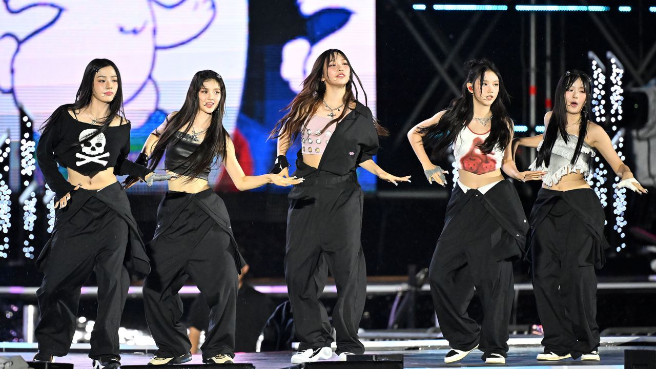 Момичетата от New Jeans се върнаха при звукозаписната си компания, след като съдът им забрани да я напуснат