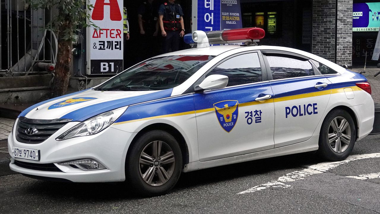 Двама са загинали и 18 са ранени, след като камион се вряза в пазар в Южна Корея