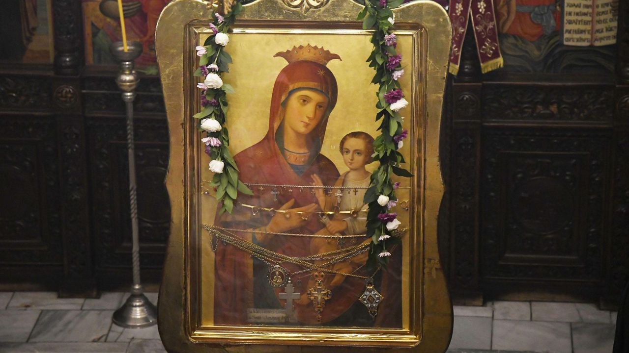 Каква е древната технология на иконописта: Лили Владимирова и Емил Чушев подредиха новата си изложба