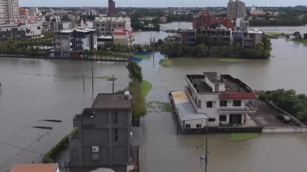 Потоп и силни ветрове в Тайланд
