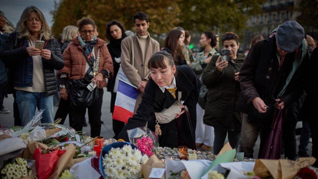 Камбанен звън огласи Париж в памет на жертвите на атентатите от 13 ноември 2015 г.