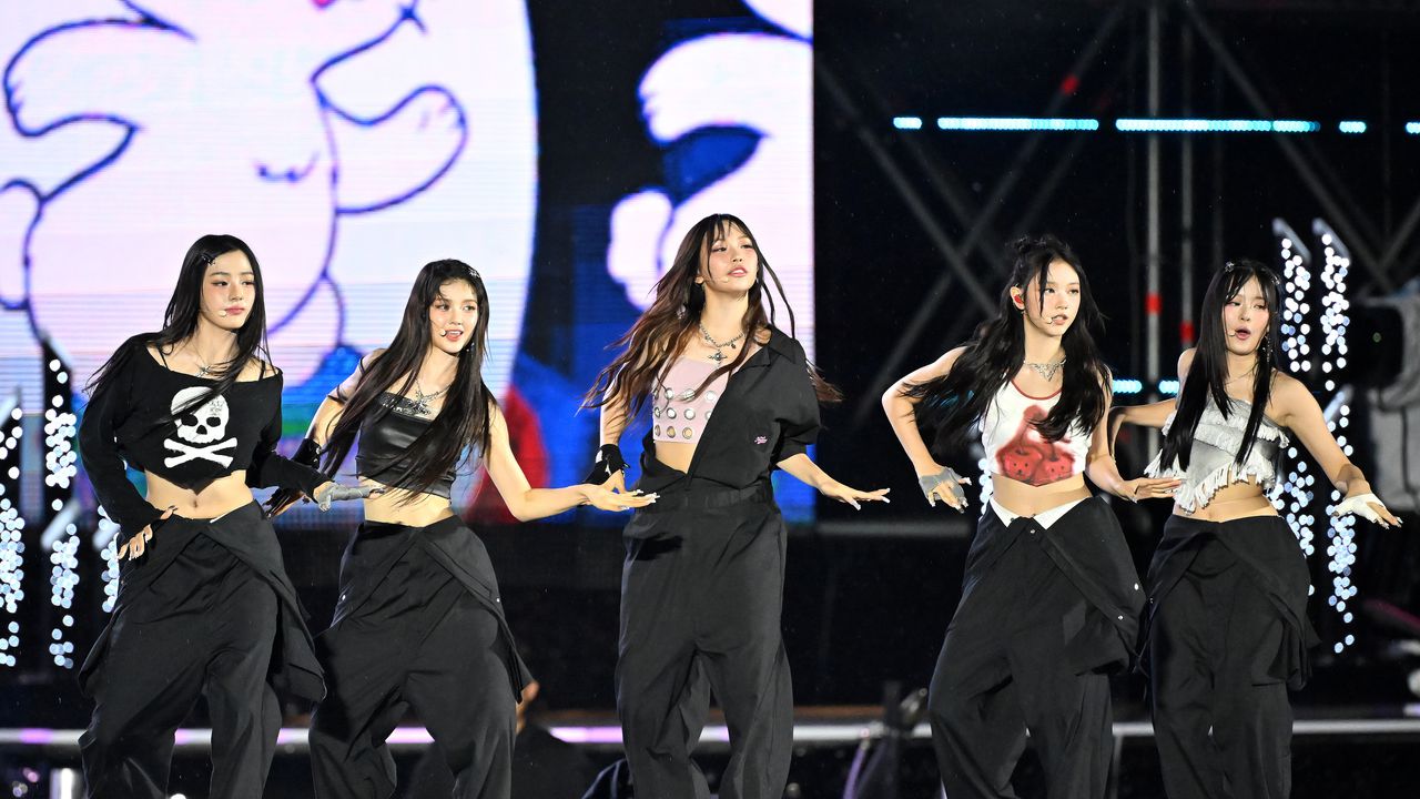 Групата в състав Херин, Даниел, Хани, Минджи и Хейн влезе