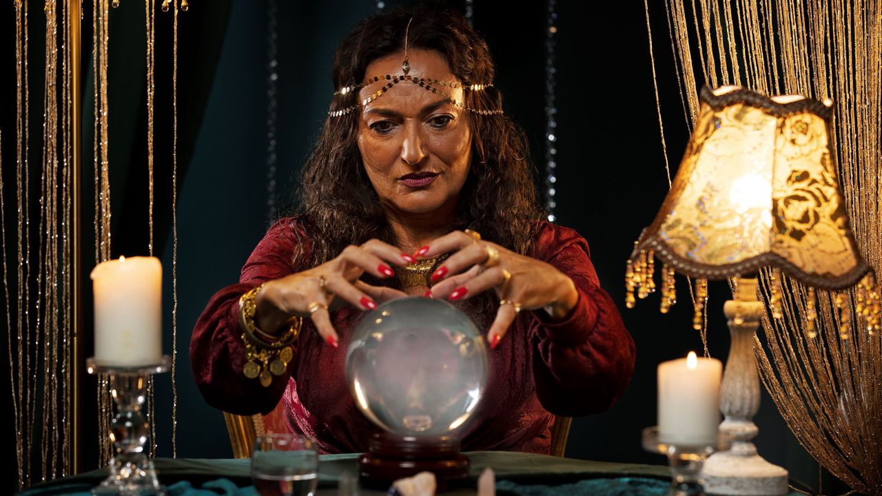 Ясновидка измами клиентите си с близо 50 милиона долара