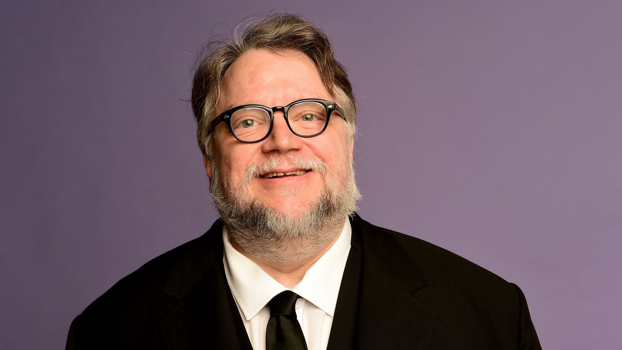 Той съзнателно се обгражда с образи, предмети и създания, които