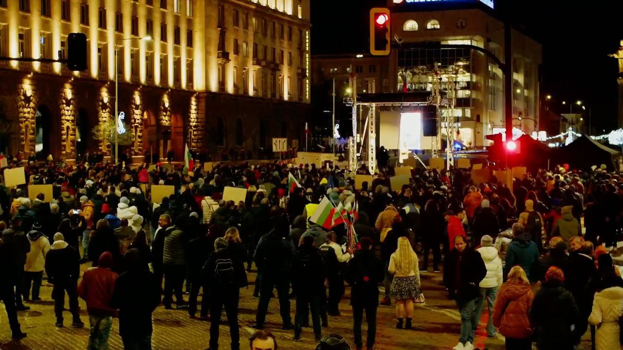 Граждани протестират в района около сградата на Народното събрание президентството
