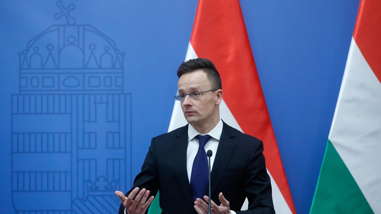 Унгарският външен министър призова Фон дер Лайен да публикува кореспонденцията си с "Пфайзер"