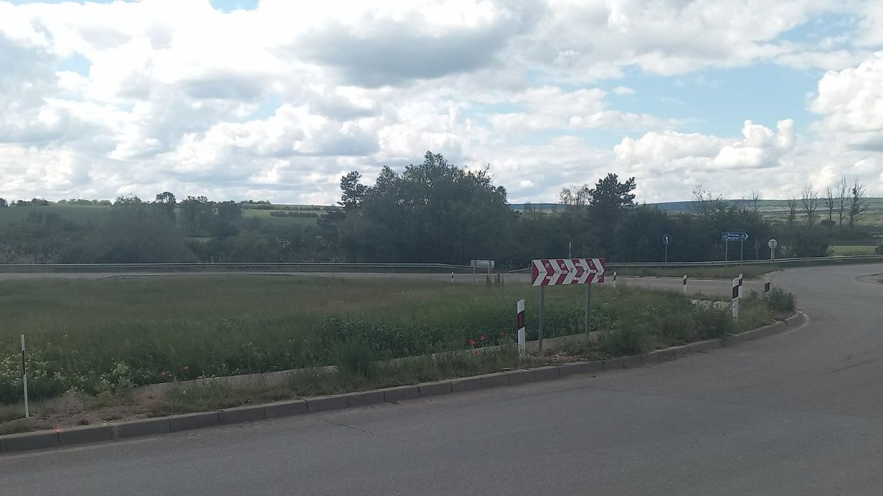 АПИ монтира направляващи стълбчета на кръстовището край с. Трапище