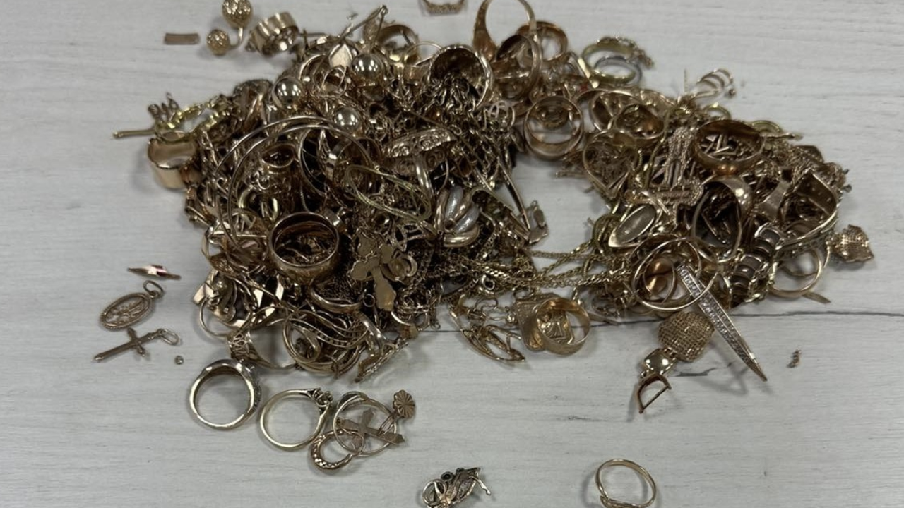 Митницата обявява на търг 87,816 кг. златни и сребърни изделия, задържани при контрабанден пренос през "Капитан Андреево"